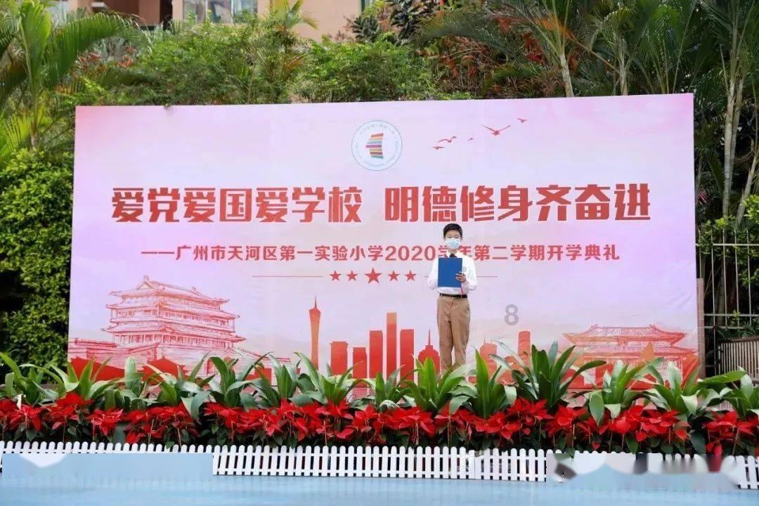 石家庄市第38中学书法教师年货大集义务书写春联