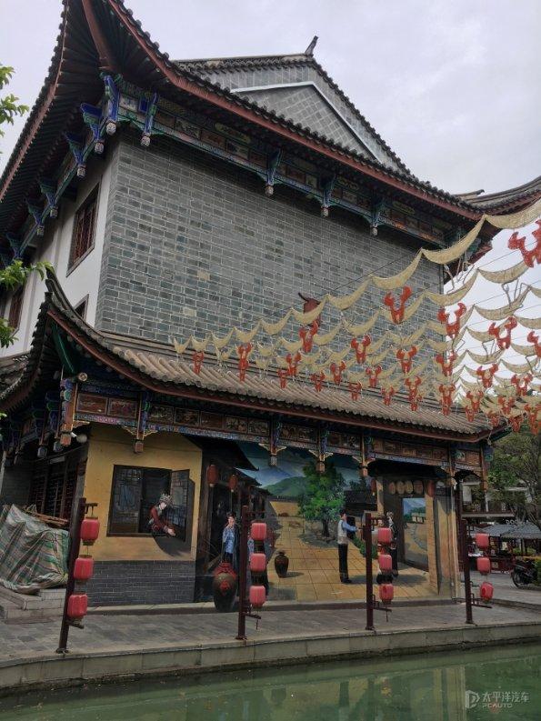 琳娜整理房间